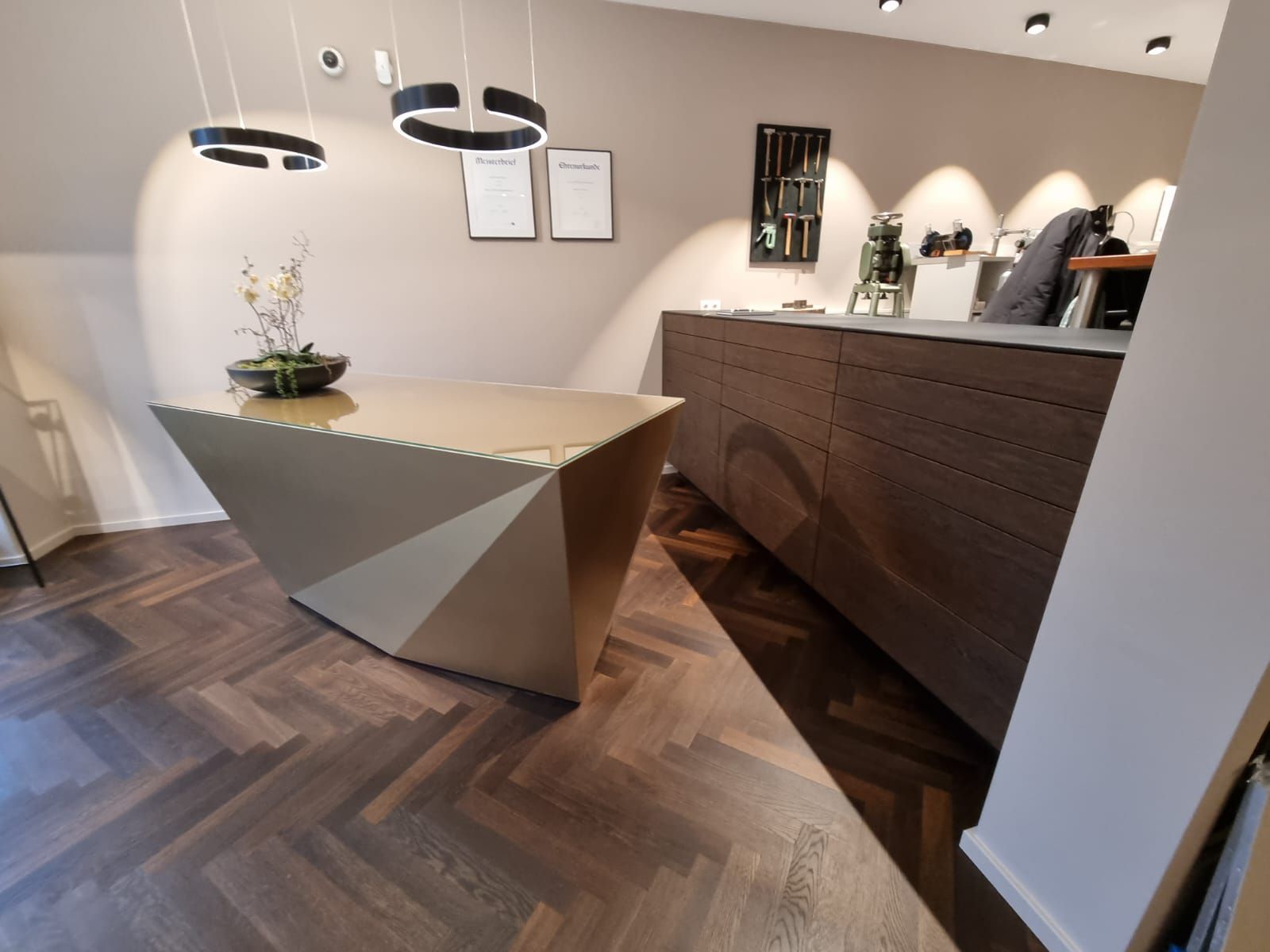 Atmosphärisches Eventdesign mit maßgefertigten Einbauten